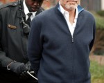 好萊塢影星喬治．克隆尼（George Clooney）17日在蘇丹駐美國大使館外抗議，要求蘇丹停止攻擊人民，被警方逮捕。（AFP）
