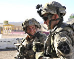 16日美国军人罗伯特．博尔斯在阿富汗开枪打死16名阿富汗平民。图为2011年8月23日，博尔斯（左）在军队的档案照片。（DVIDS / Spc. Ryan Hallock /AFP）