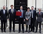 英國財政大臣奧斯本和他的團隊。 (Peter Macdiarmid/Getty Images)