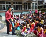 幼稚园生体验逃生 防火教育向下扎根