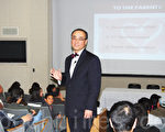 许范硕为加州圣地亚哥学生和家长介绍如何申请名校。（摄影：董婉如／大纪元）