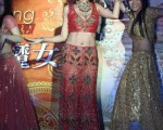 丁國琳全身穿金戴銀，以印度風的造型服亮相發片記者會。(圖/禧多影音提供)