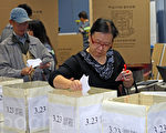 香港大學民意研究計劃在特首選舉前夕發起全民選特首的公投活動 投票網站雖受黑客攻擊 市民到票站投票情況踴躍 （攝影:潘在殊/大紀元）