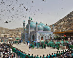 阿富汗喀布尔，民众在卡尔提萨希神庙前，庆祝Newroz节。摄于2012年3月20日
(MASSOUD HOSSAINI/AFP)
