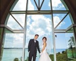 Ella（右）和未婚夫赖斯翔远赴关岛拍摄超浪漫的婚纱照。（图／华研提供）