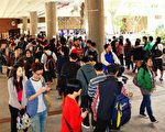 24日，香港理工大学投票站外排了长长人龙。（摄影：潘在殊／大纪元）
