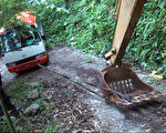 巴士誤闖部落果園  警救援脫困
