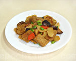 鲜美的香菇烤麸吃起来非常软Q(摄影:林秀霞 / 大纪元）