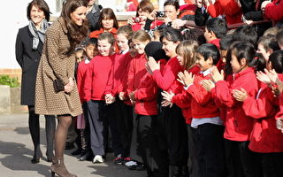 王妃凯特非常受小朋友的欢迎，被人称为“孩子们的王妃”。(Chris Jackson/Getty Images)