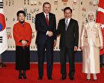 2012年3月26日，韩国首尔，韩国总统李明博夫妇接待土耳其总理Recep Tayyip Erdogan夫妇。(Kim Hee-Chul/Pool/Getty Images)