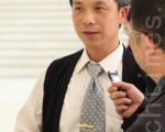 缘缘光有机蔬果公司负责人叶志宏,2012年3月28日下午,在台中中山堂观赏神韵纽约艺术团的首场演出。(摄影:林伯东/大纪元)