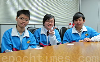 復華中學資處科學生林雅琪（左）、徐詩婷（中）與楊哲瑋（右）都擁有乙級電腦軟體應用證照。（攝影：楊小敏／大紀元）