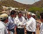 瓜总统视察台援建公路整建工程