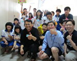 清扫学习推广活动 百人弯腰刷马桶