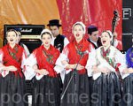 维省多元文化周庆典主舞台上表演的民族歌舞。（摄影：陈明/大纪元）