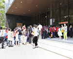 2012年神韻藝術團在台灣的巡迴演出,3月31日下午在台中演出,觀眾排隊入場。(攝影:蘇玉芬/大紀元)