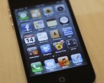 下一代iPhone屏幕可能会使用由日本NEC开发设计的全新ORB有机基电池（organic radical battery，亦称可携式二次电池）。这种新的电池最好的一个方面就是用户仅需30秒中便能够给设备充电。图为iPhone 4S（AFP）
