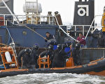 据韩国政府统计，去年在韩国海域非法捕捞的中国渔船，有时一天多达1,300多艘。图为中国渔民与韩国海警对峙。（STR: WON DAI-YEON / AFP ImageForum）