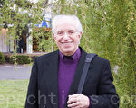 在斯圖加特高等音樂學院任教３０年的聲樂教授Abel先生讚歎神韻的藝術水準（攝影：宋克謙/大紀元）