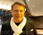 Harald Bayer先生已經連著三年到法蘭克福的世紀大廳來看神韻演出了。（攝影：黃芩/大紀元）