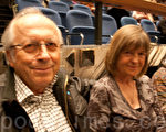 Karl-Heiz Kehl先生和夫人很喜欢神韵晚会一开场的战鼓（摄影：黄芩/大纪元）
