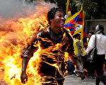 为了抗议中国大陆对西藏的高压统治，藏人贾斐叶西于印度首都新德里自焚身亡。摄于2012年3月26日(STRDEL/AFP)