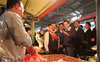 总统马英九走访鹿港早市，遭到猪肉摊商抱怨买气下滑，希望政府帮帮忙。（摄影：郭益昌 ／大纪元）
