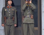 北韓今年新兵徵收3月末開始，由原定於1995年出生的男性最低身高需達到145厘米，下調到142厘米。圖為北韓板門店2位北韓士兵。 （JUNG YEON / POOL / JEAFP）
