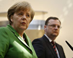 德国总理黙克尔(左)4月3日抵达布拉格，会见捷克总理彼得•奈恰斯(右)，双方就欧盟财政公约及代麦林(Temelin) 核电站扩建问题举行了会谈。(AFP)