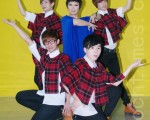 小琥姐與模仿韓國團體少女時代走紅的「彩虹時代」一起練舞。(攝影:黃宗茂/大紀元)