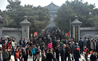 清明节两千大陆民众赴京扫墓恶搞中共