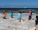 组图：复活节假期 澳洲人冲浪度过