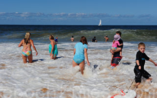 組圖：復活節假期 澳洲人衝浪度過