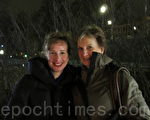 安娜里克女士和母親莉莉摩爾女士在看過神韻在斯德哥爾摩第二場演出後，表示了他們對神韻的讚美與祝願。（攝影：唐峰/大紀元）