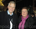 2012年4月6日周五晚， 瑞典银行家格瑞博林先生与太太欣赏神韵最后一场演出后，发出由衷的赞叹：“神是伟大的！”（摄影： sussi willgren /大纪元）
