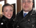 舞蹈演员卡特丽娜女士与她先生费舍先生，于2012年4月6号周五晚欣赏神韵国际艺术团最后一场演出后，赞叹演出“一切都是那么美丽，我前所未见”。（摄影： sussi willgren/大纪元）