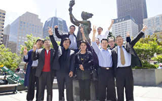 2010年5月30日，部份舊金山華人和六四學生在舊金山中國城中心花園角廣場六四民主女神像前合影。（攝影：馬有志／大紀元）