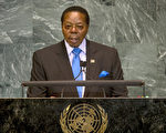 2012年4月6日，馬拉威政府證實，總統穆薩里卡已在密爾公園醫院病逝。政界和醫界人士2天前即披露，穆薩里卡因心臟病發過世。圖為2010年9月23日，薩里卡參加第65屆聯合國大會。（DON EMMERT / AFP）