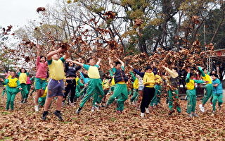 集体空抛落叶，新东国小学童制造落叶纷飞的氛围。（新东国小提供）