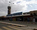 2012年4月6日，也門前總統薩利赫同父異母兄弟艾哈邁爾由於被解職空軍司令，威脅擊落民航客機，民航當局已關閉首都薩那國際機場。（MOHAMMED HUWAIS / AFP）