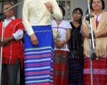 缅甸反对党领袖昂山素姬（Aung San Suu Kyi）(左)所属政党今天表示，翁山苏姬在历经具里程碑意义的国会补选后，本月23日将首度进入国会担任公职。 (Soe Than WIN/AFP)