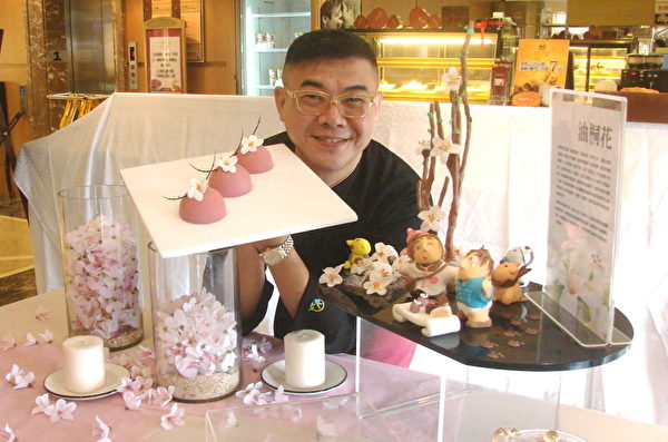 柯俊年主持展示桐花纷飞创意蛋糕以及充满桐趣的桐花树下的桐花树夏˙来赏桐创意甜点。(摄影:徐乃义/大纪元) 柯俊年主持展示桐花纷飞创意蛋糕以及充满桐趣的桐花树下的桐花树夏˙来赏桐创意甜点。(摄影:徐乃义/大纪元)
