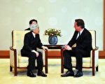 日前接受心臟手術的日本明仁天皇(左)正式重返工作崗位，4月10日與英國首相戴維·卡梅倫在東京皇宮會面。(AFP)