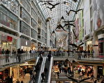 加拿大商業空間難找，多倫多Yorkdale Mall和Eaton Center商舖需求劇增，遏制美零售商北上步伐。圖為Eaton Center。（攝影：穆楓/大紀元）