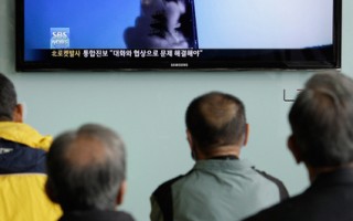 北韩4月13日发射失败的火箭，在升空爆炸后分裂为20多块坠入海中。图为南韩汉城人们观看电视直播报导。(Chung Sung-Jun/Getty Images)