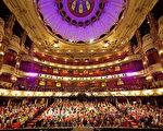 上演神韵演出的伦敦大剧院是英国国家歌剧院所在地，是英国主流社会人士喜欢光顾的传统高档剧院中的佼佼者。（剧院照片）
