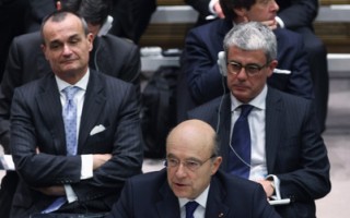 法國外長朱佩（Alain Juppe）12日在安理會上，譴責敘利亞政府無視停火協議，境內的暴力衝突仍不斷，並提出派遣觀察團進入敘國，評估大馬士革政府是否遵守協議。（John Moore/Getty Images）