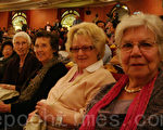 教授了45年芭蕾舞的帕翠莎‧拉蕪（Patrisha Love）（右二）女士和前電視台舞台經理瑪麗‧瑪圖（Mary Motture）女士（右四）等好友一起前來觀看神韻演出。（攝影：薛瑞/大紀元）