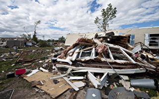 2012年4月15日,堪萨斯州WICHITA，龙卷风过后满目疮痍。(Julie Denesha/Getty Images)