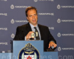 多倫多警方金融犯罪調查組探長尼克爾（Ian Nichol）在記者會上展示犯罪集團在多倫多醫院內提款機上安裝的非法讀卡器與針孔相機。（攝影：周月諦/大紀元）